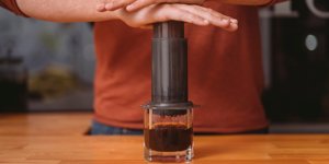 https://cdn.alza.cz/Foto/ImgGalery/Image/Article/aeropress-priprava.jpg
