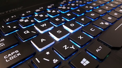 Modře podsvícená Asus ROG Strix GL553VE klávesnice