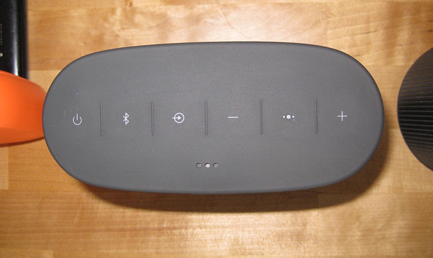 Tlačítka na reproduktorech Bose Soundlink