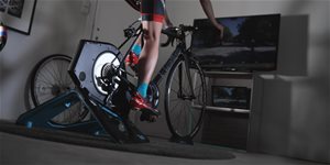 Cyklotrenažéry: od tréninku stability po virtuální závody. Co vše umí? A na co si dát pozor?
