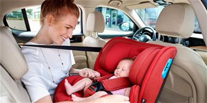 Pětibodové pásy autosedačky: Výhody a jak upoutat dítě