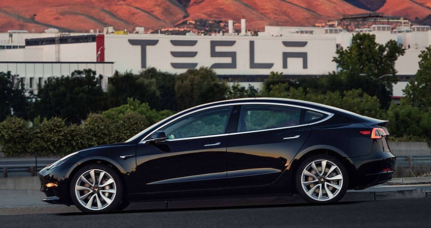 ELON MUSK: Tesla, SpaceX a hledání fantastické budoucnosti 