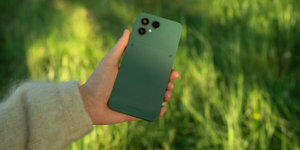 Fairphone 6+ utahuje šroubky a přidává výkon. Opravitelnost mu zůstává