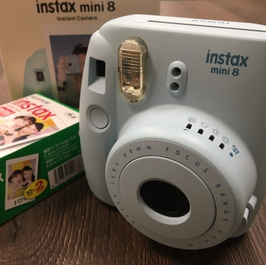 Fujifilm Instax Mini 8; fotoaparát; okamžité snímky; bílá