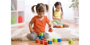 Auswahl eines Spielzeugs für ein Mädchen von 4 bis 5 Jahren