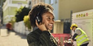 JBL Tour One M3, Charge 6 a Flip 7: Prémiový zvuk, chytré funkce a stylový design