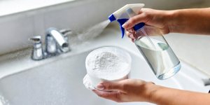 Jedlá soda a ocet: přírodní pomocníci pro čistou domácnost