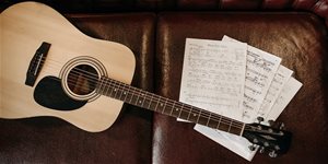 Jaké písničky hrát na kytaru a ukulele a podle čeho?