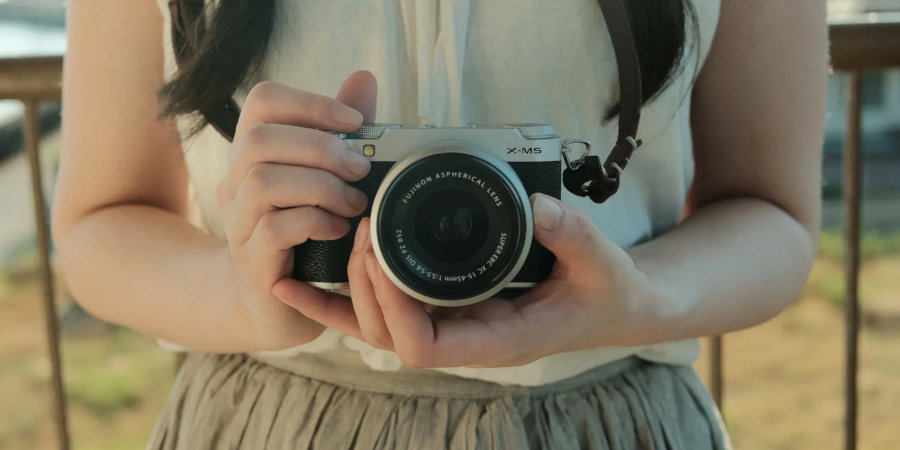 https://cdn.alza.cz/Foto/ImgGalery/Image/Article/lgthumb/fujifilm-xm-5-nahled-recenze.jpg