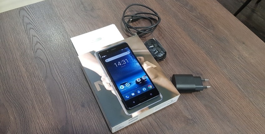 Recenze Nokia 8, obsah balení