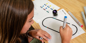 Malý robůtek Ozobot učí děti hravě programovat