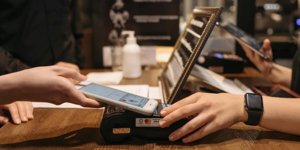 https://cdn.alza.cz/Foto/ImgGalery/Image/Article/platby-nfc-uvod-maly-zdroj-pexels.jpg
