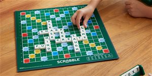 Deskové hry Mattel: Scrabble, UNO i další hry, které potrápí vaši hlavu