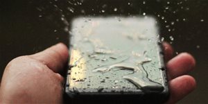 Vodoodolné mobily: nezradia v daždi a umožnia fotiť aj pod vodou