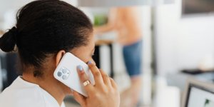 https://cdn.alza.cz/Foto/ImgGalery/Image/Article/volani-pres-internet-maly-pexels-001.jpg