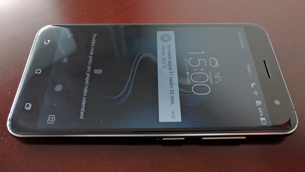 Full HD displej s tenkými rámečky vyniká skvělou viditelností i za nepříznivým podmínek. Asus ZenFone 3 - displej