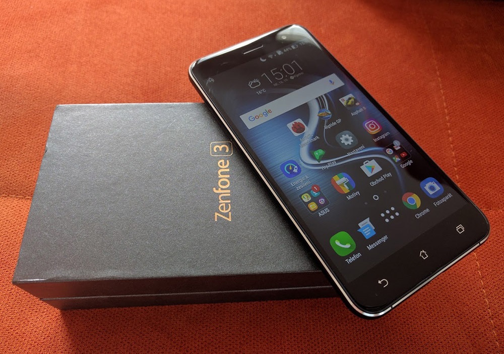 Asus ZenFone 3 má displej krytý tvrzeným sklem Gorilla Glass 3. Asus ZenFone 3 - displej a prodejní balení