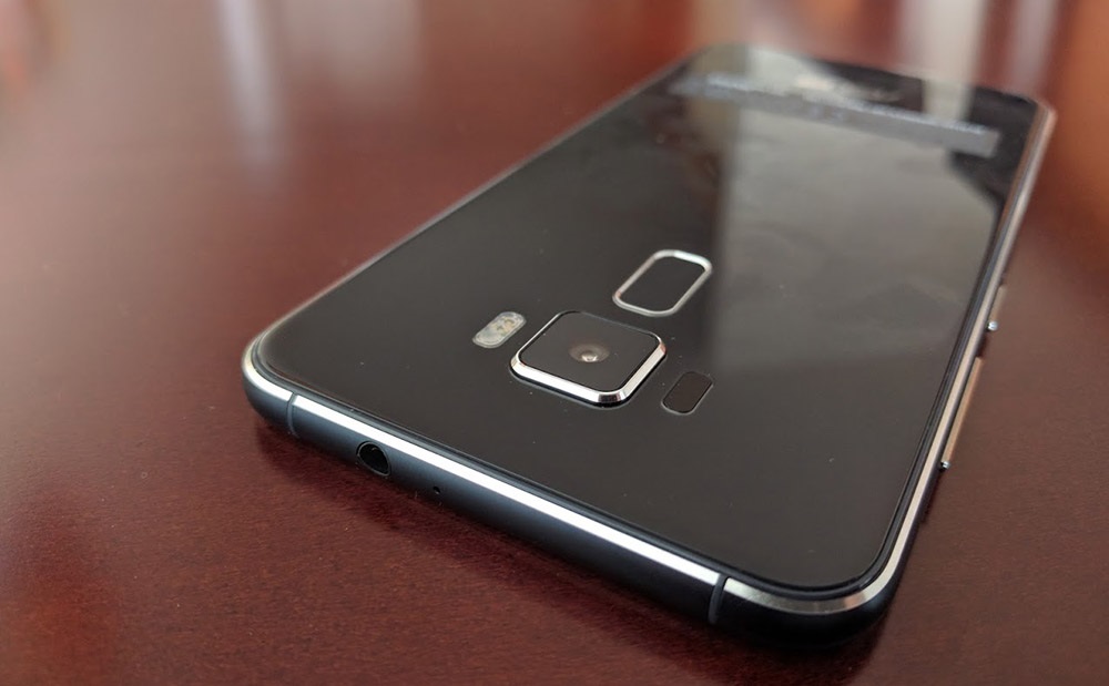 Vystupující čočka kamery je krytá safírovým sklíčkem. Asus ZenFone 3 - kamera