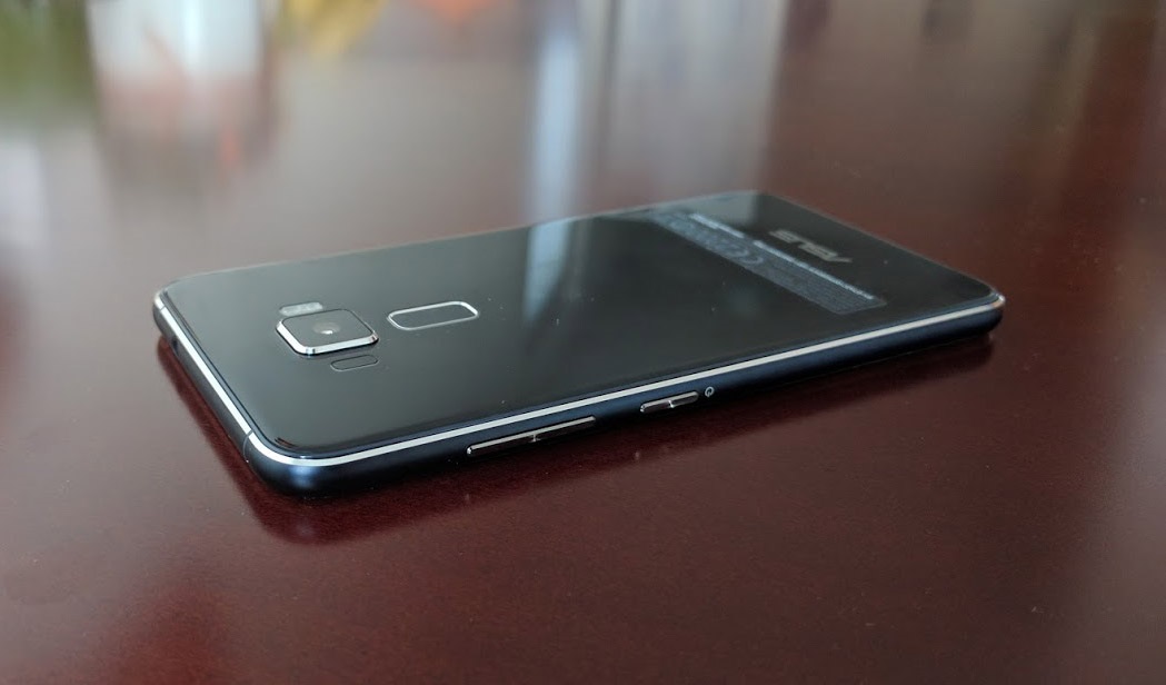 Asus ZenFone 3 a jeho tlačítka pro ovládání hlasitosti a odemknutí telefonu. Asus ZenFone 3 - zadní část