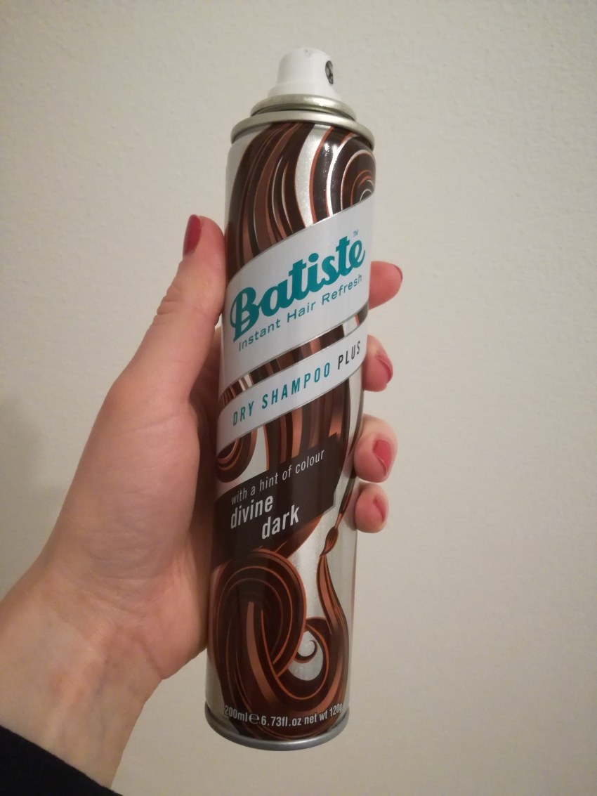 BATISTE Divine Dark – suchý šampon pro tmavé vlasy