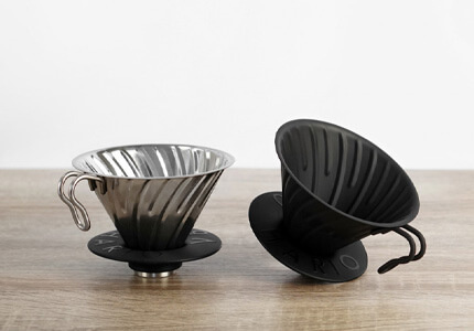 Stříbrný a černý Hario V60 dripper z mědi