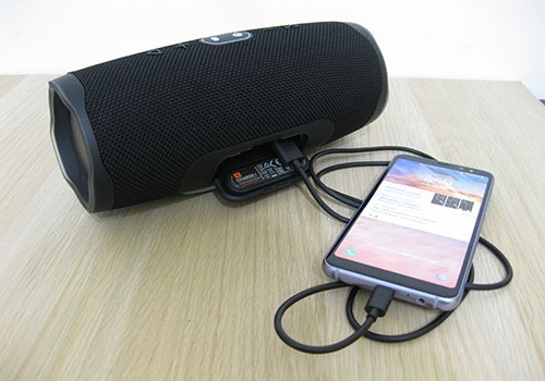 Dobíjení telefonu během přehrávání hudby