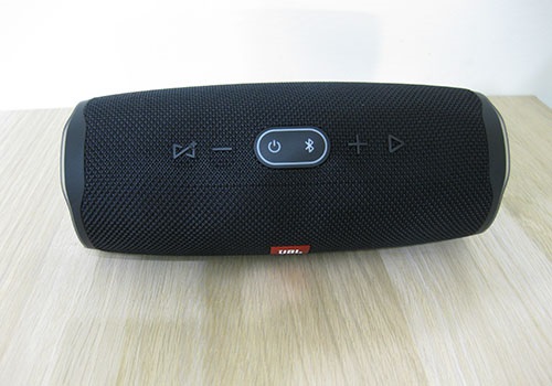 JBL Charge 4, recenzovaný reproduktor z horní strany