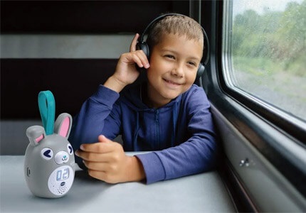 Vypravěč pohádek VTech a chlapec se sluchátky