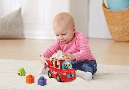 VTech Baby – batole hrající si se vzdělávací hračkou autíčko