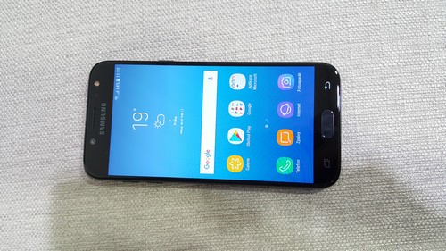 Mobilní telefon Samsung Galaxy J5 displej