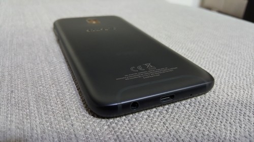 Samsung Galaxy J5 (2017) - zaoblené hrany má krásně zaoblené hrany