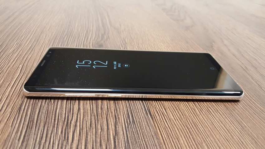 Telefon Samsung Galaxy Note8 – levý bok