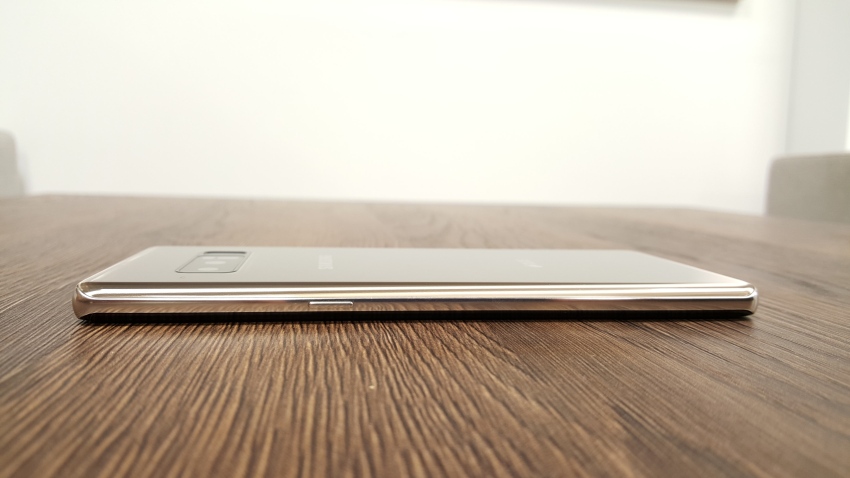 Telefon Samsung Galaxy Note8 – pravý bok