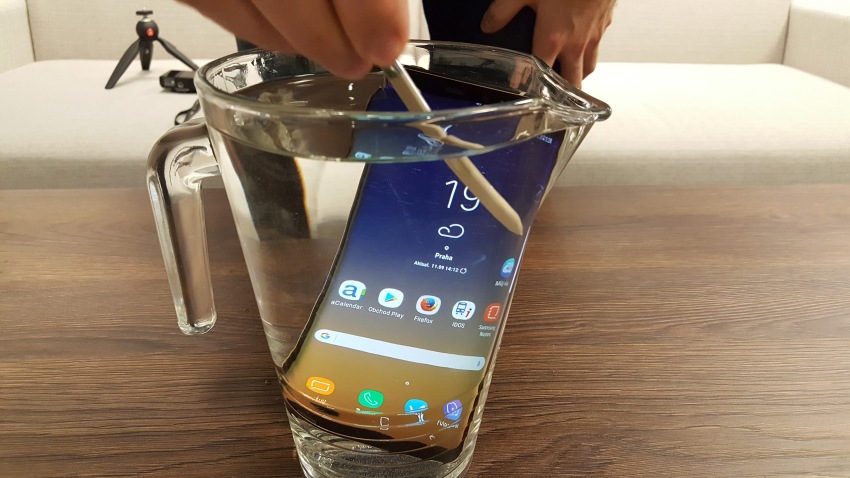 Samsung Galaxy Note8 ponořený do vody