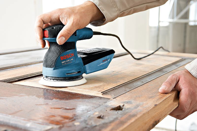 Bosch Professional excentercsiszoló munka közben