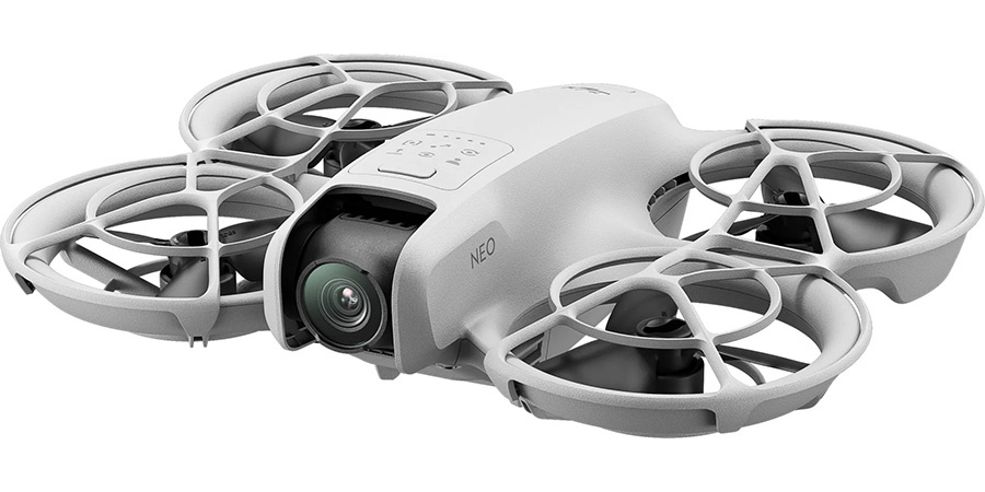 DJI Neo in der Luft während eines intelligenten Flugmodus