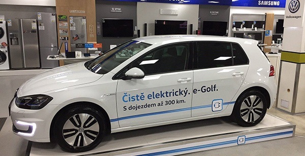 Elektromobil Volkswagen e-Golf 2017 (PODROBNĚ)