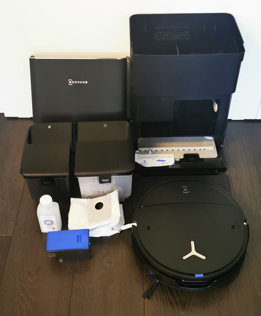 Černý robotický vysavač ECOVACS DEEBOT T90S PRO OMNI s automatickou čisticí stanicí