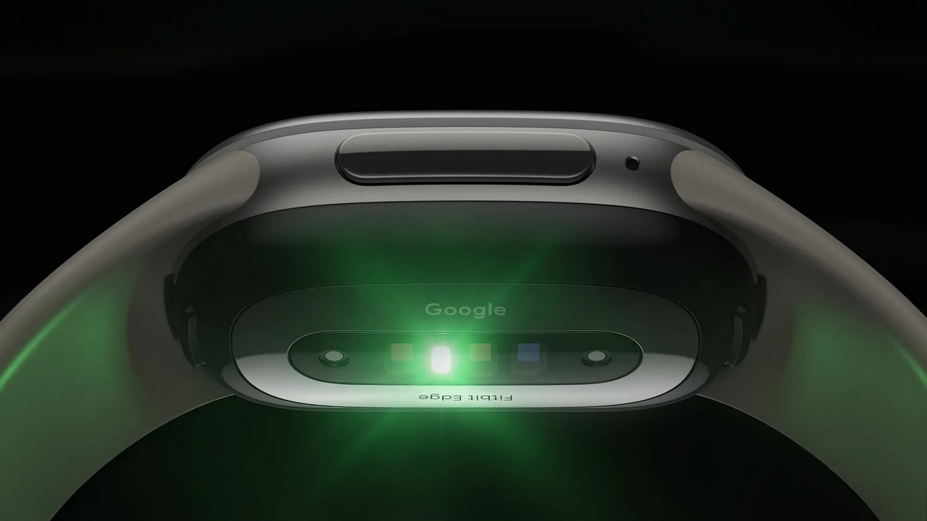 Senzory na spodní straně náramku Fitbit Edge