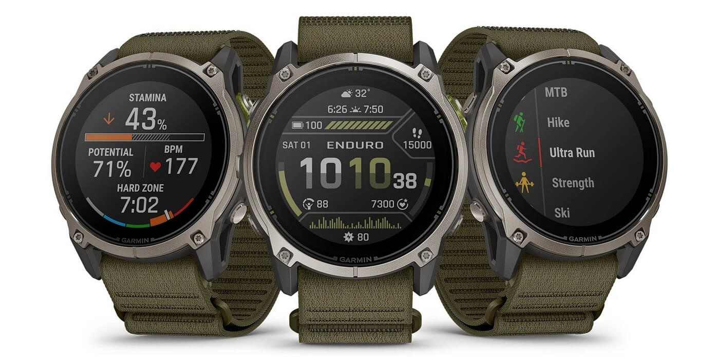 Tři hodinky Garmin Enduro 4 s různými ciferníky