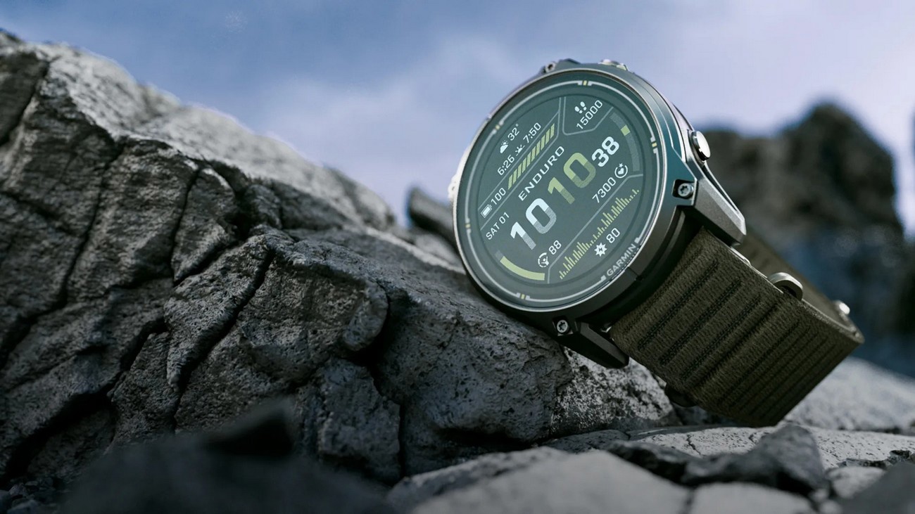 Detail displeje Garmin Enduro 4 s ciferníkem Enduro