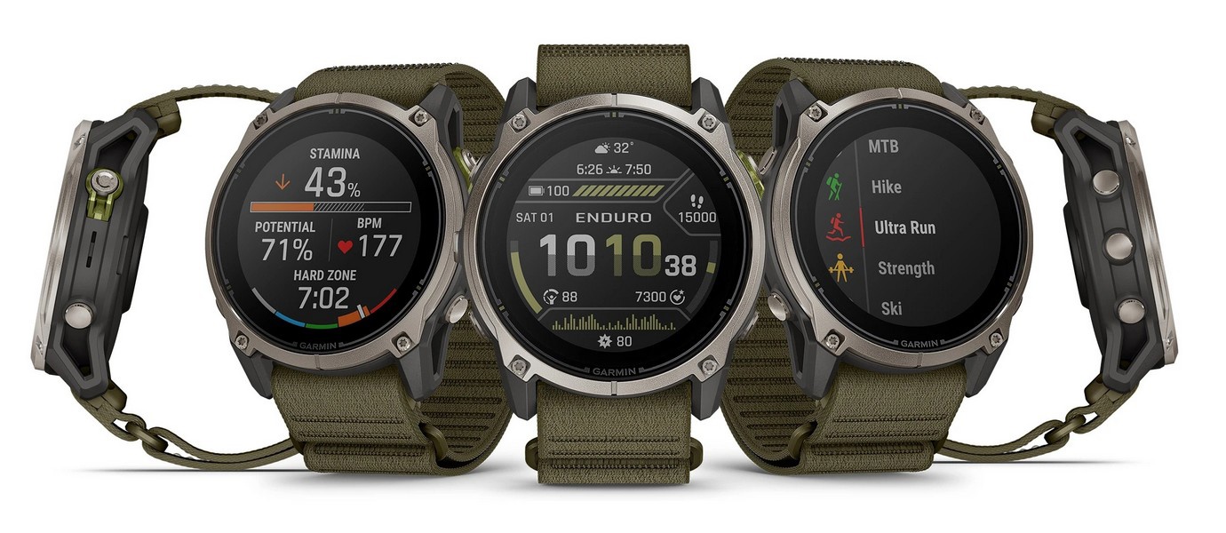 Garmin Enduro 4 s látkovým řemínkem ComfortFit z několika úhlů