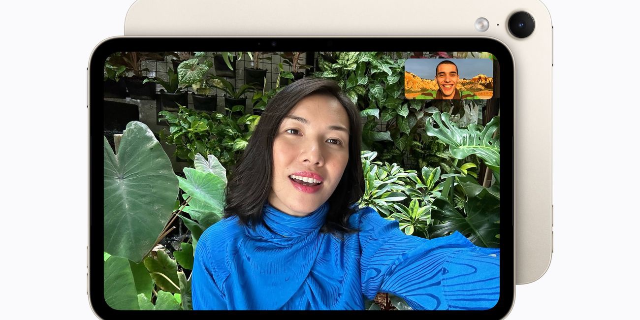 iPad mini (2026) v hvězdně bílé barvě při videohovoru FaceTime