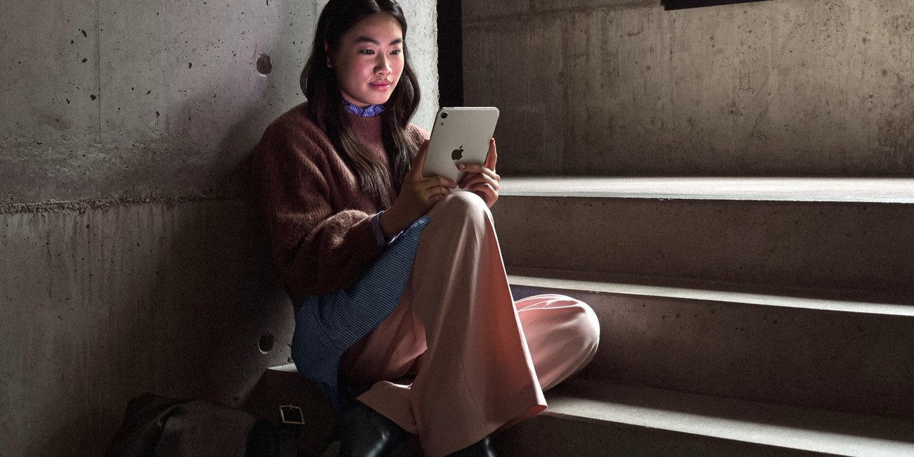 iPad mini (2026) v rukou uživatelky při čtení