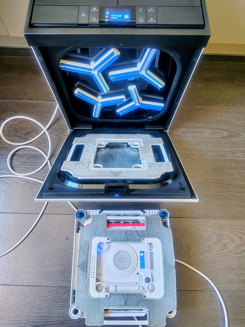 ECOVACS WINBOT W3 Omni Silver recenze
