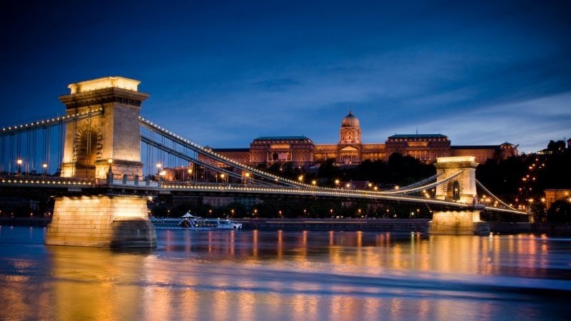 Nočná Budapešť