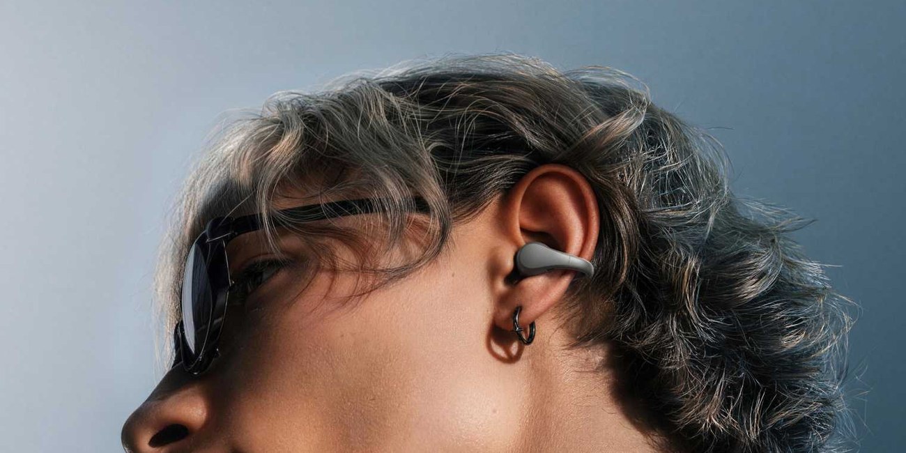 Šedá sluchátka OnePlus Buds Clip na uchu