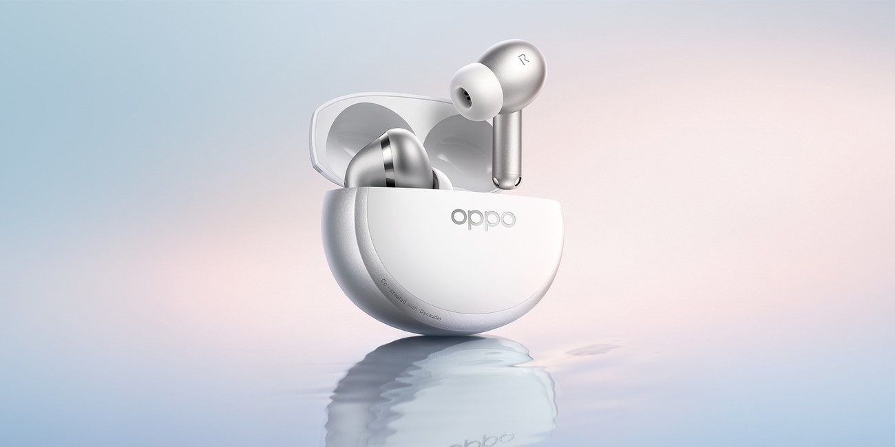 Oppo Enco X4 v bílém provedení Glacier White s otevřeným pouzdrem