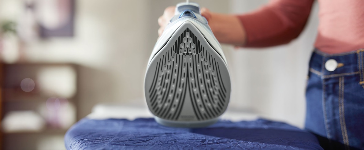 Advanced ironing area Philips Series 500 Steam Iron DST5030/20