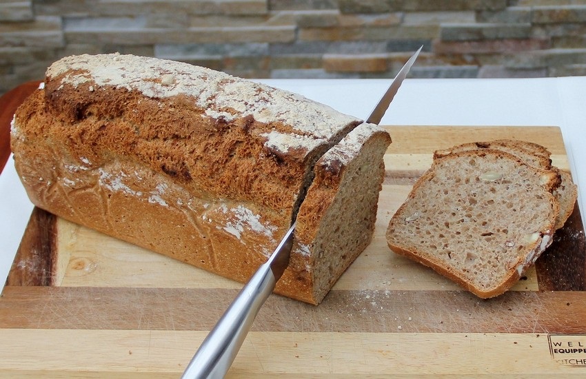 Jak se peče chleba v domácí pekárně?